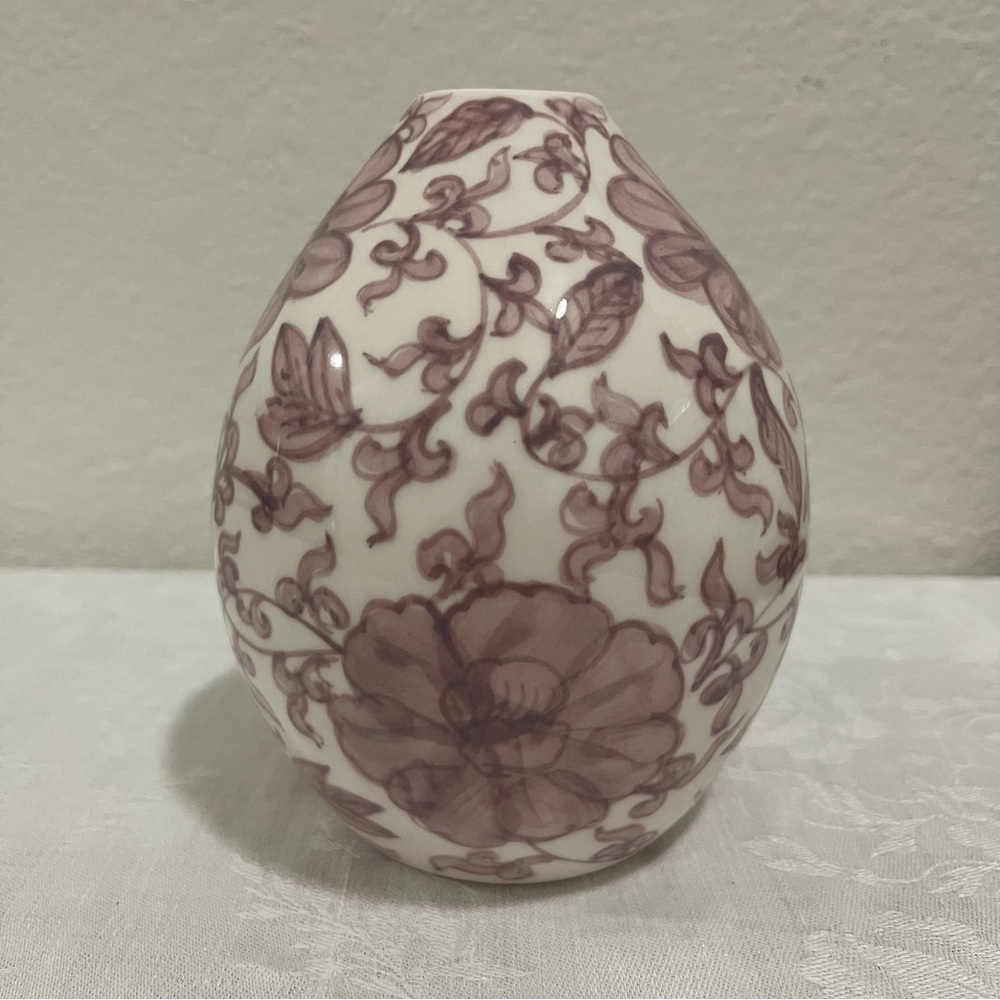 Anthropologie NIB Elle Handpainted Chinoiserie Purple Floral Ceramic Vase. - Picture 4 of 9